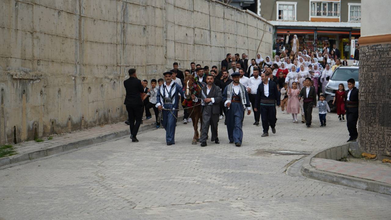 rnakta-zaman-durdu-gelin-at-sirtinda-davetliler-sal-u-sapik-ile-gorenler-ha5.jpeg