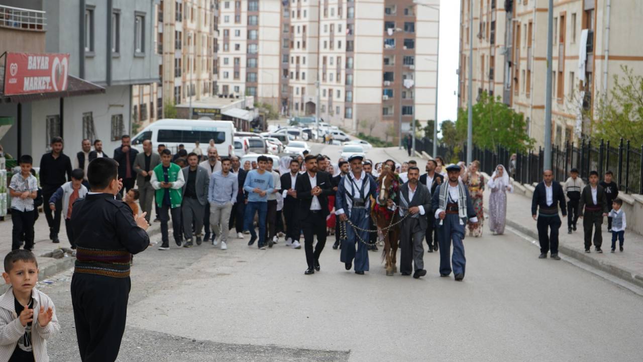 rnakta-zaman-durdu-gelin-at-sirtinda-davetliler-sal-u-sapik-ile-gorenler-ha6.jpeg