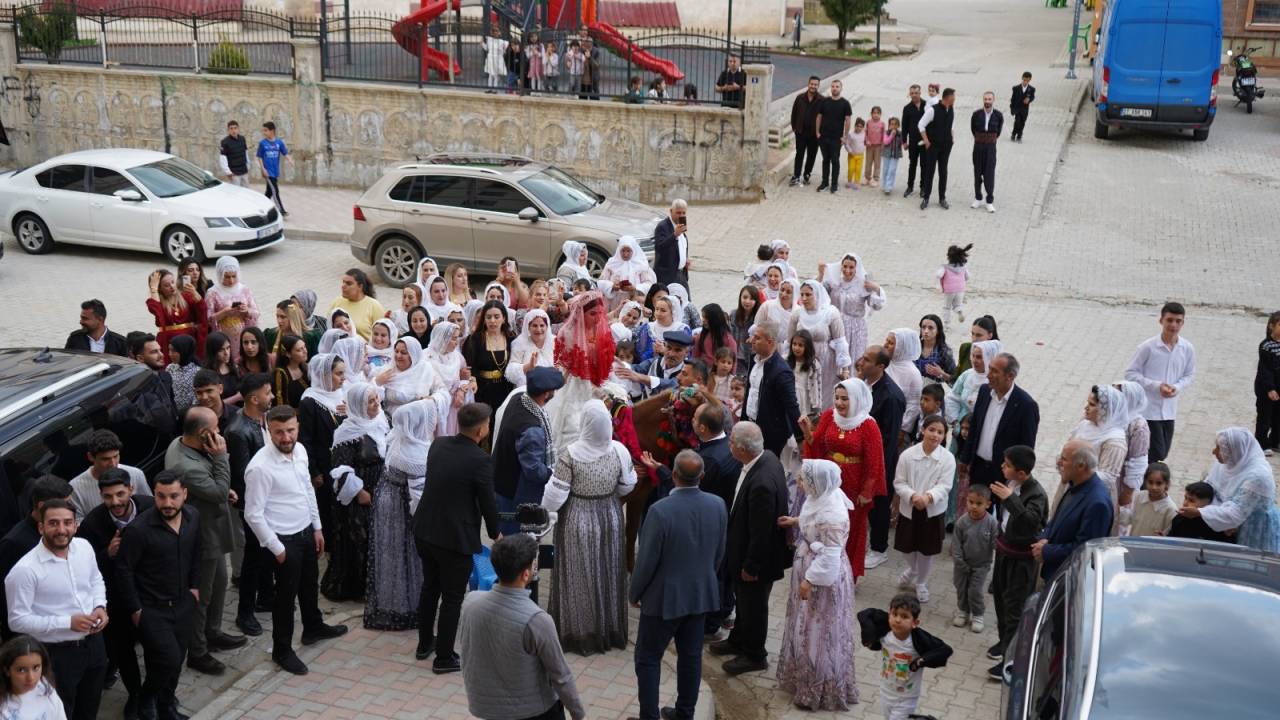 rnakta-zaman-durdu-gelin-at-sirtinda-davetliler-sal-u-sapik-ile-gorenler-hay.jpeg