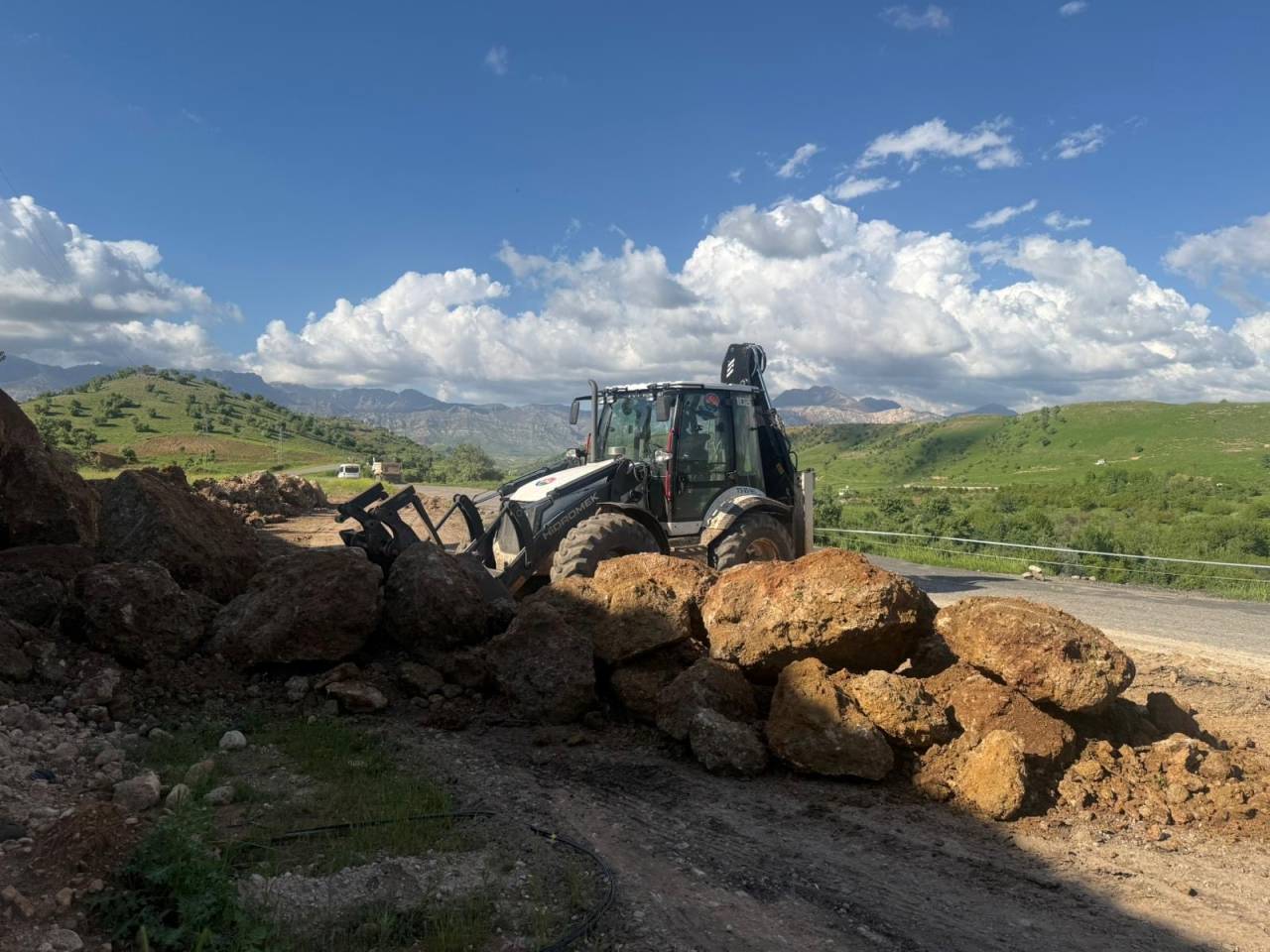 silopide-belde-yollarinda-yogun-mesai-hasar-gideriliyor-ulasim-guvence-altinda-2.jpg