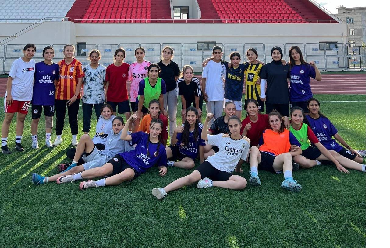 sirnakta-kadin-futbolu-alarm-veriyor-cudi-spor-destek-bekliyor3-edit-53980063054262.jpg