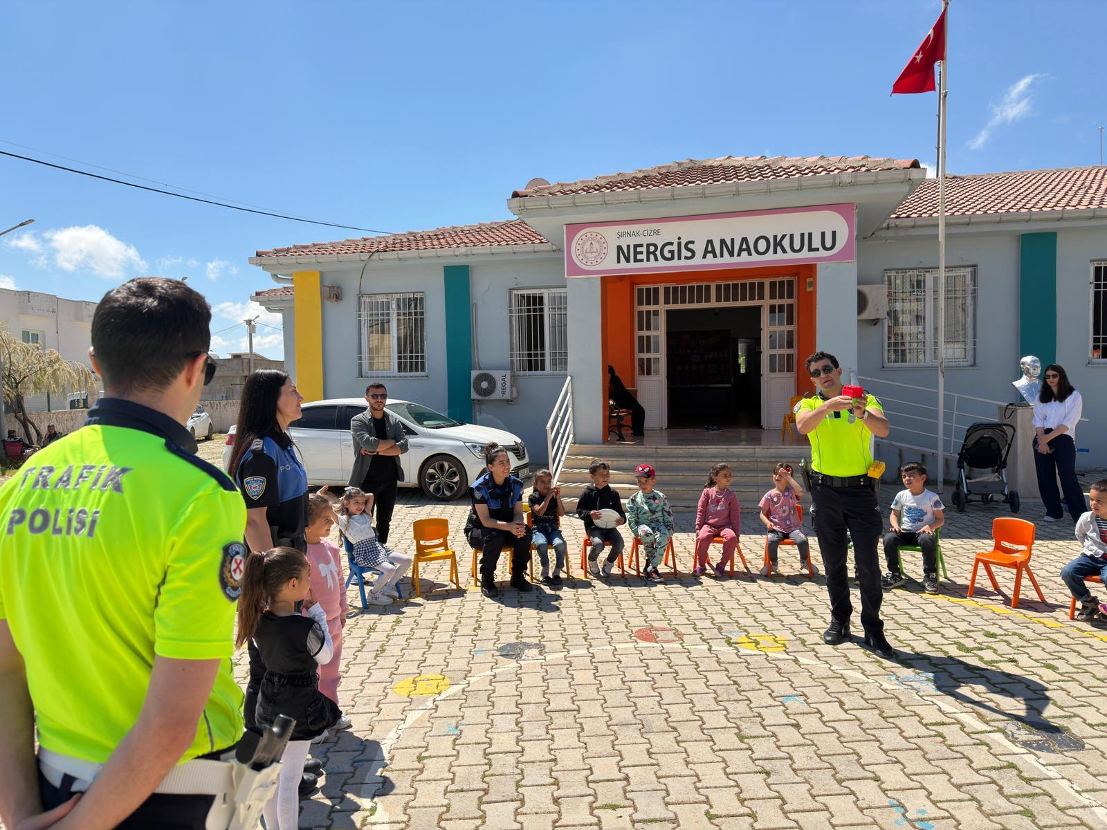 cizrede-gelecegin-suruculeri-kurallari-polis-amcalarindan-ogrendi-7.jpeg