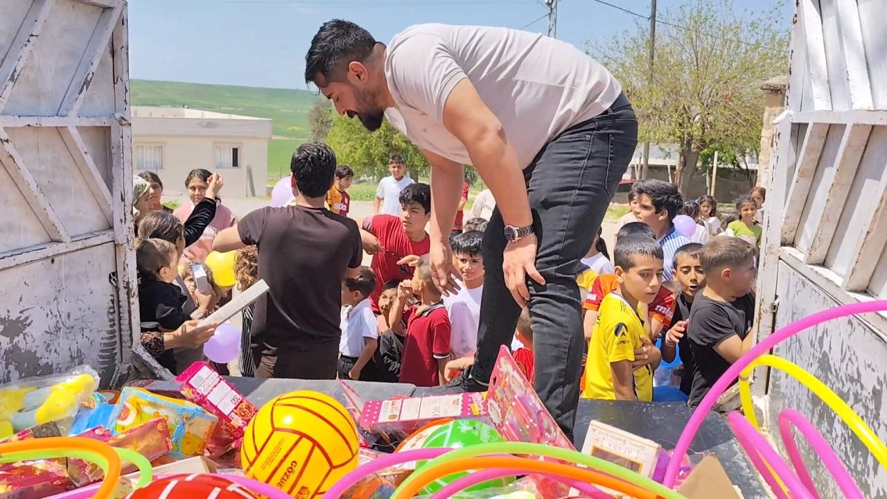 silopi-ve-cizre-koylerinde-cocuklara-oyuncak-surprizi2.jpg