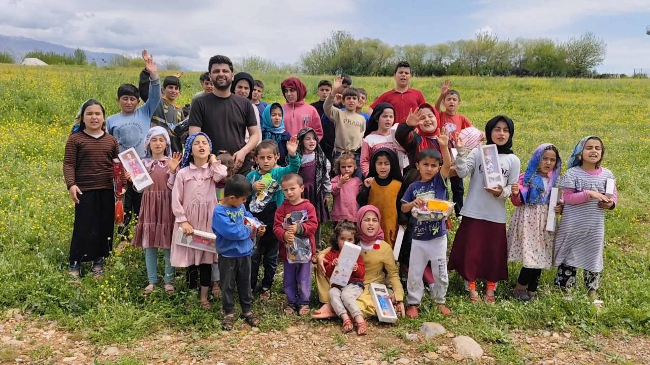 silopi-ve-cizre-koylerinde-cocuklara-oyuncak-surprizi3.jpg