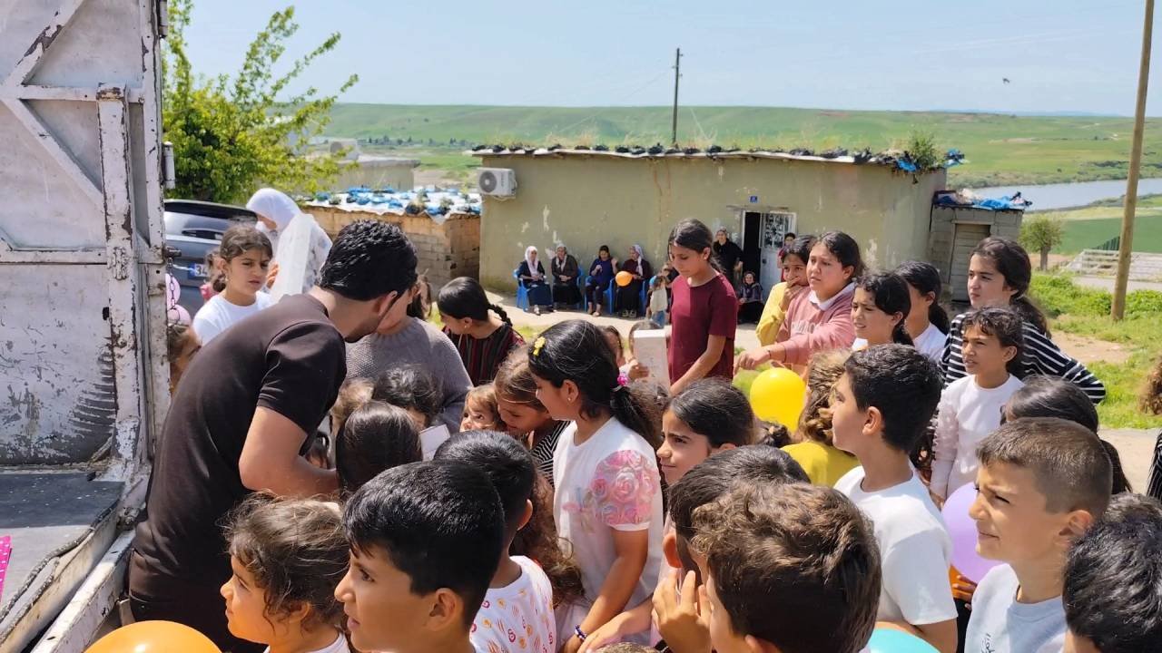 silopi-ve-cizre-koylerinde-cocuklara-oyuncak-surprizi8.jpg