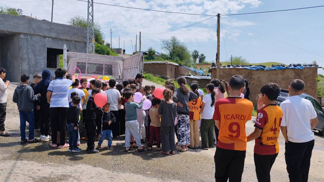 silopi-ve-cizre-koylerinde-cocuklara-oyuncak-surprizi9.jpg
