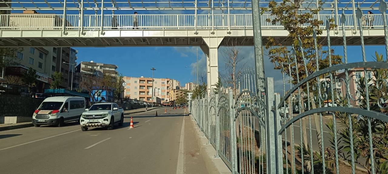 sirnak-devlet-hastanesi-onunde-yayalar-ust-gecide-yonlendirildi-2.jpeg