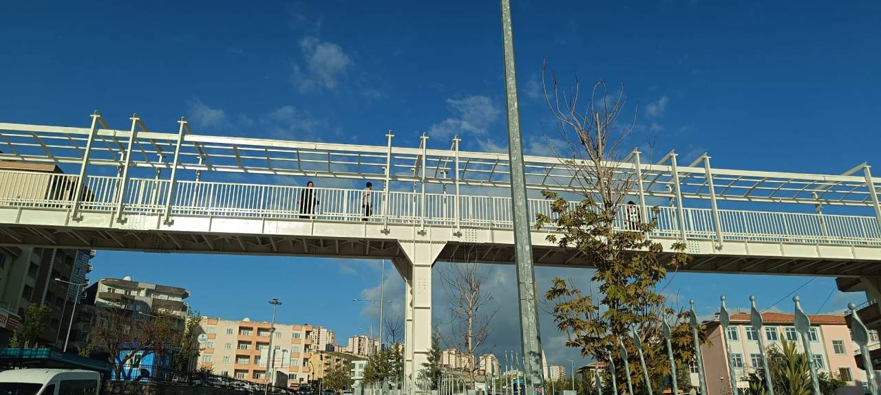 sirnak-devlet-hastanesi-onunde-yayalar-ust-gecide-yonlendirildi-3.jpeg