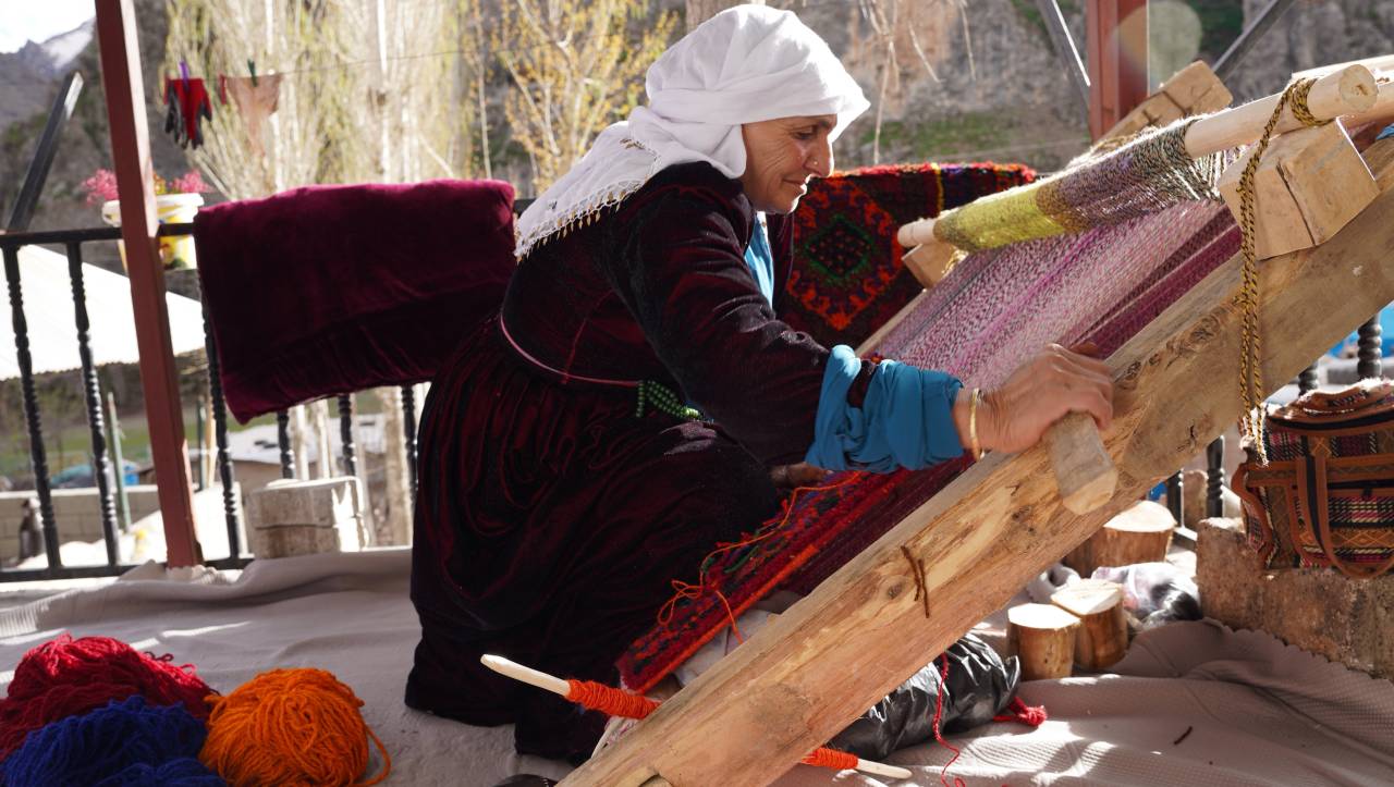 sirnakta-el-emegi-seccadeler-20-bin-liraya-satiliyor3.jpg