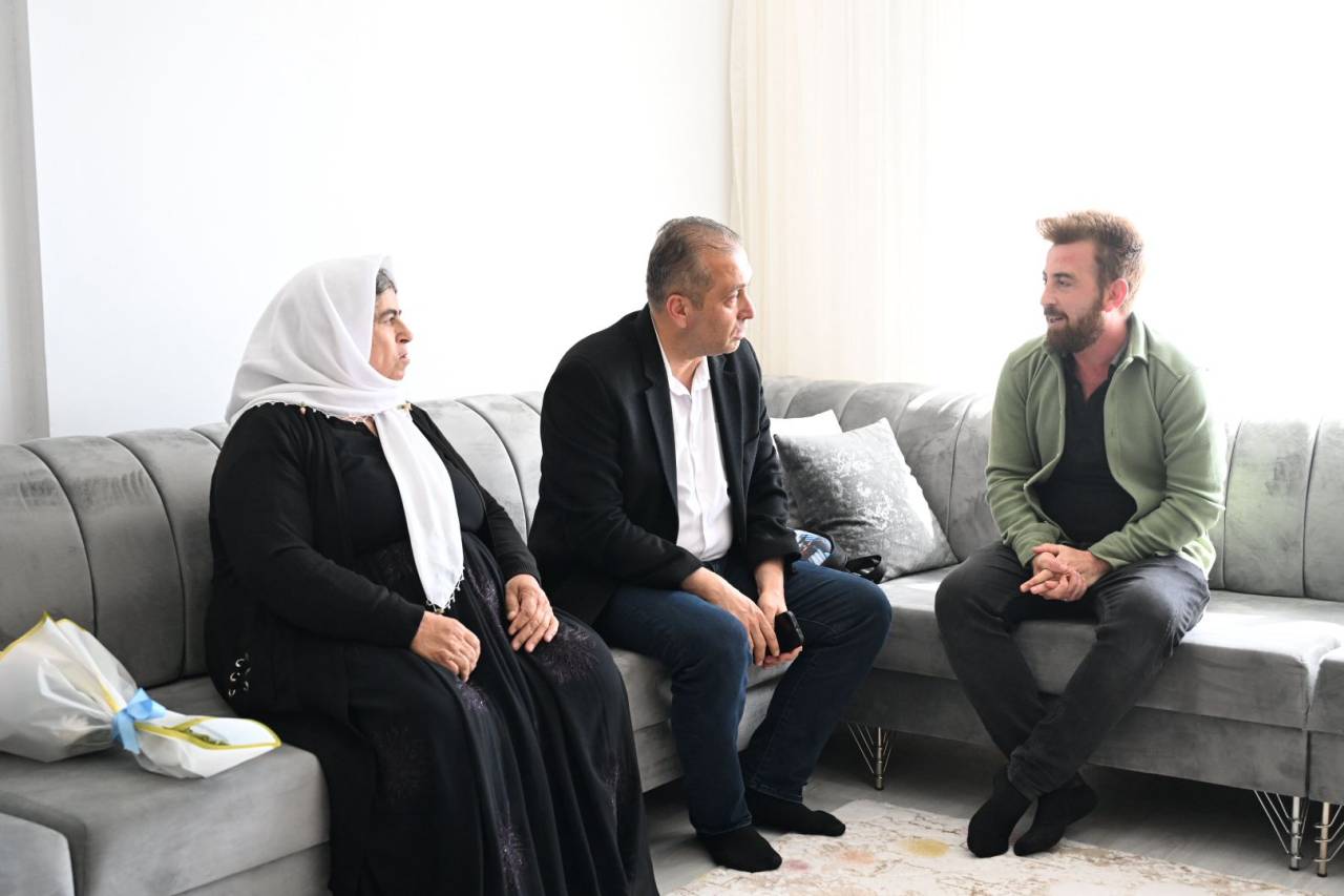 sirnak-emniyet-muduru-sazaktan-sehit-annesine-anlamli-ziyaret.jpeg