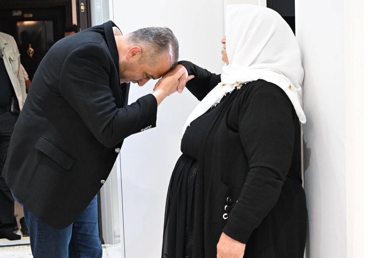 sirnak-emniyet-muduru-sazaktan-sehit-annesine-anlamli-ziyaret.jpg