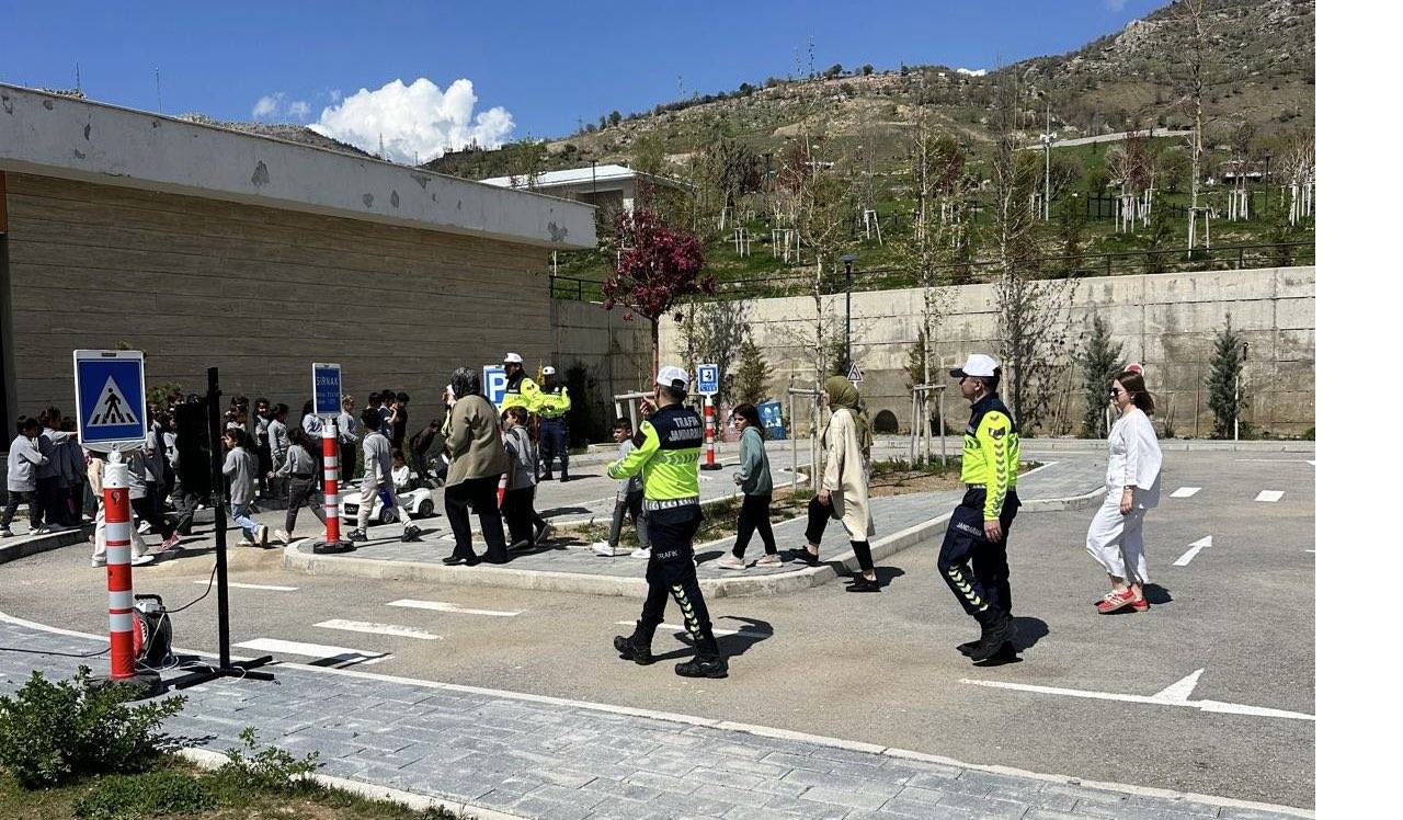 sirnakta-minik-suruculer-trafik-kurallarini-eglenerek-ogreniyor.jpeg