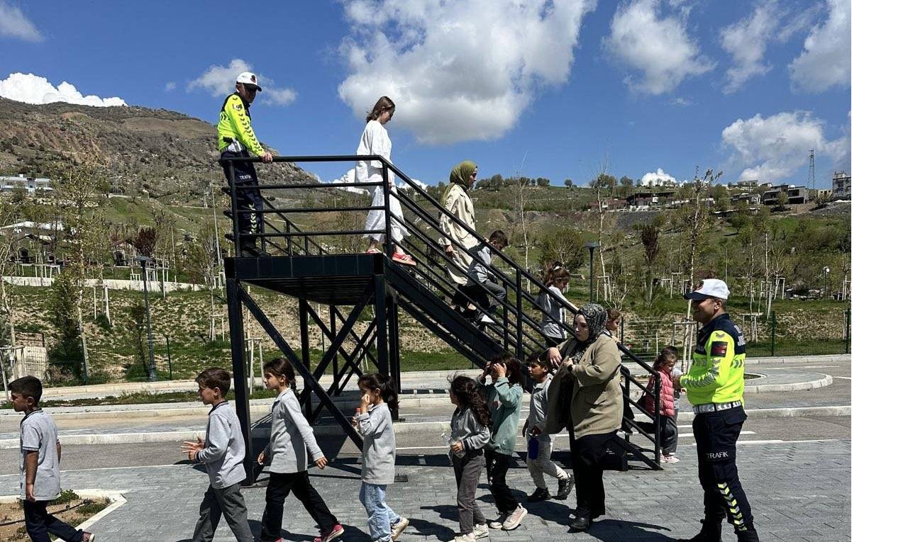 sirnakta-minik-suruculer-trafik-kurallarini-eglenerek-ogreniyor3.jpeg