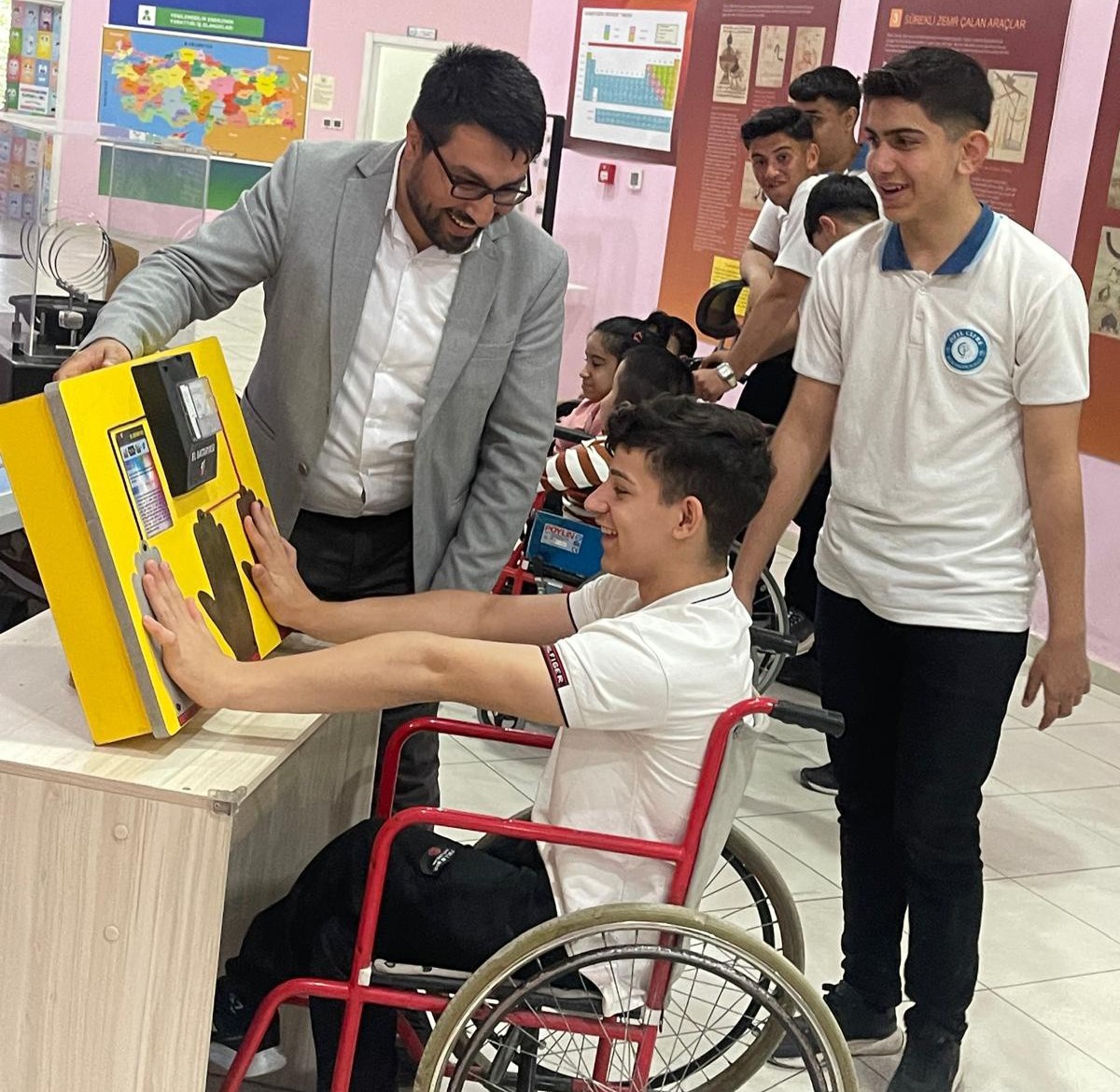 cizrede-evdeki-egitim-bilim-ve-sevgiyle-sokaga-tasindi-3.jpg