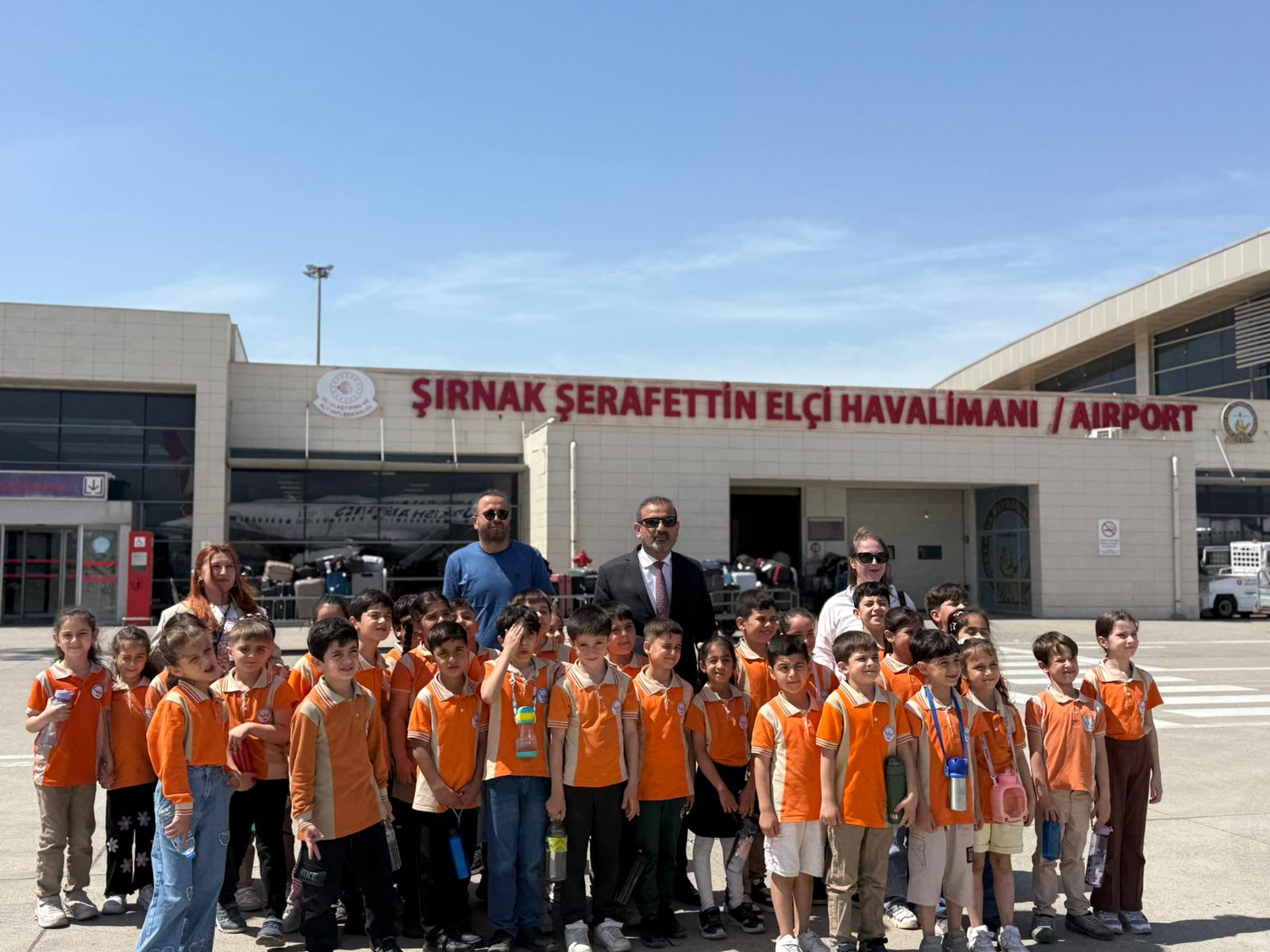 cizrede-minik-ogrenciler-hem-havalimani-gezdi-hem-ucagi-yakindan-gorduler-2.jpeg