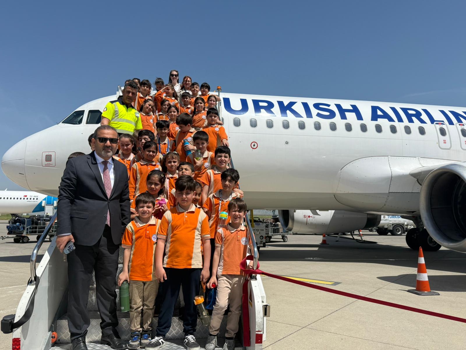 cizrede-minik-ogrenciler-hem-havalimani-gezdi-hem-ucagi-yakindan-gorduler-4.jpeg