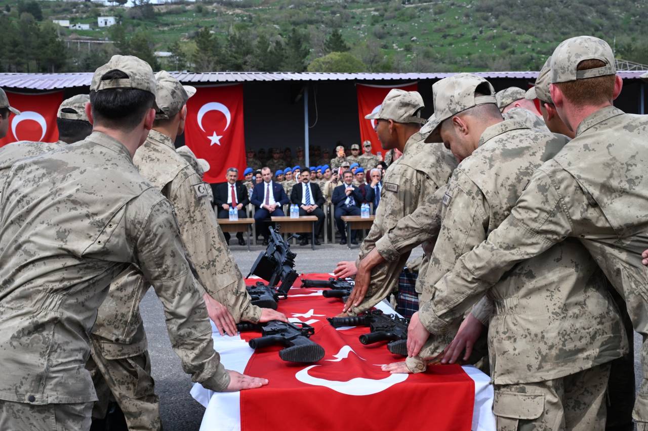 sirnakta-bir-gunluk-asker-olan-genclerin-yemin-heyecani.jpeg