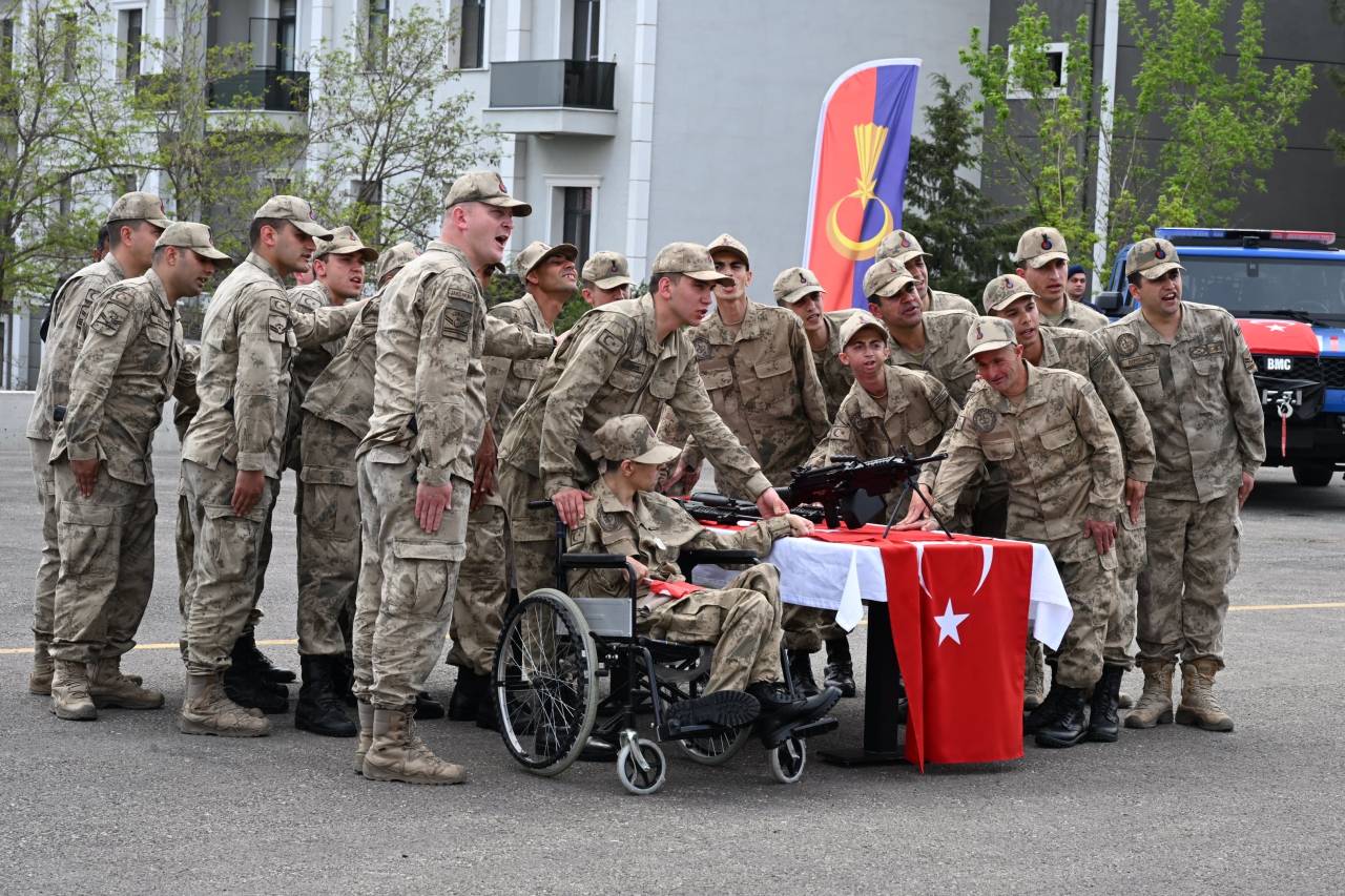 sirnakta-bir-gunluk-asker-olan-genclerin-yemin-heyecani4j.jpeg