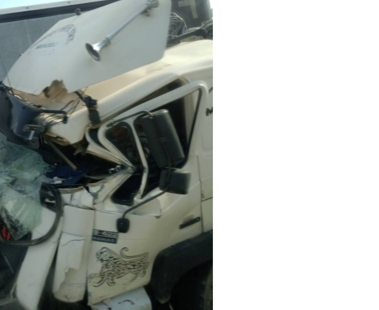 trafik-isiklarinda-duramayan-tir-otomobil-yuklu-tira-carpti-1-yarali.jpg
