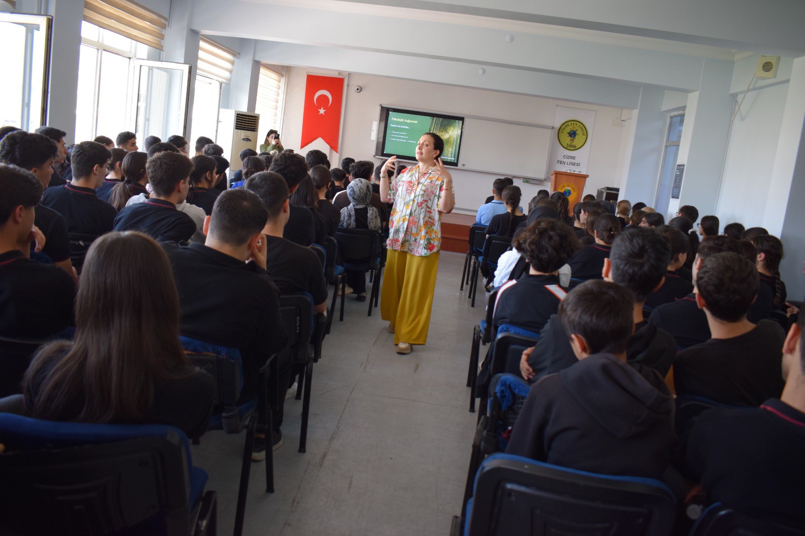 cizrede-yazar-semra-aydindan-milli-egitim-mudurlugune-anlamli-ziyaret-4.jpg