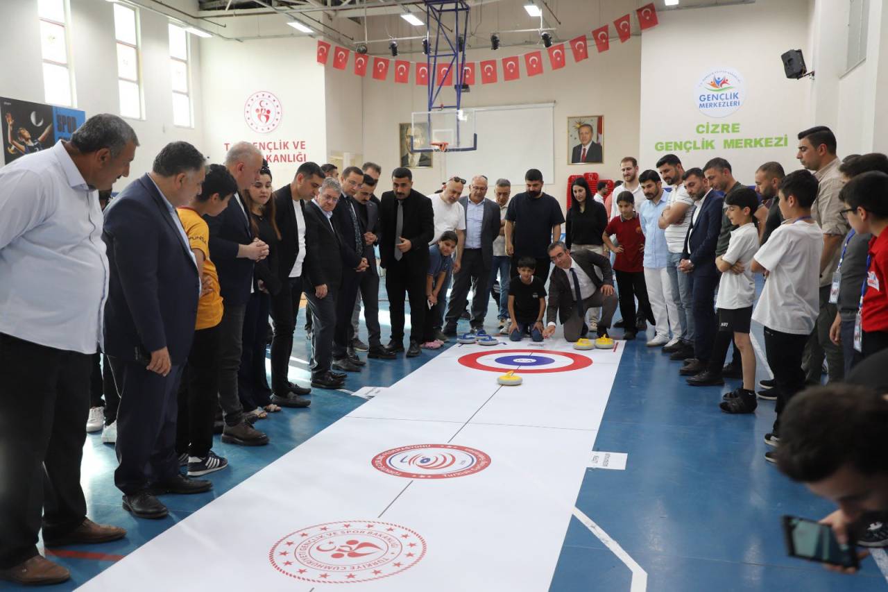 cizrede-genclerin-sanat-gururu-genclik-haftasi-sergisi-buyuk-ilgi-gordu-2.jpg