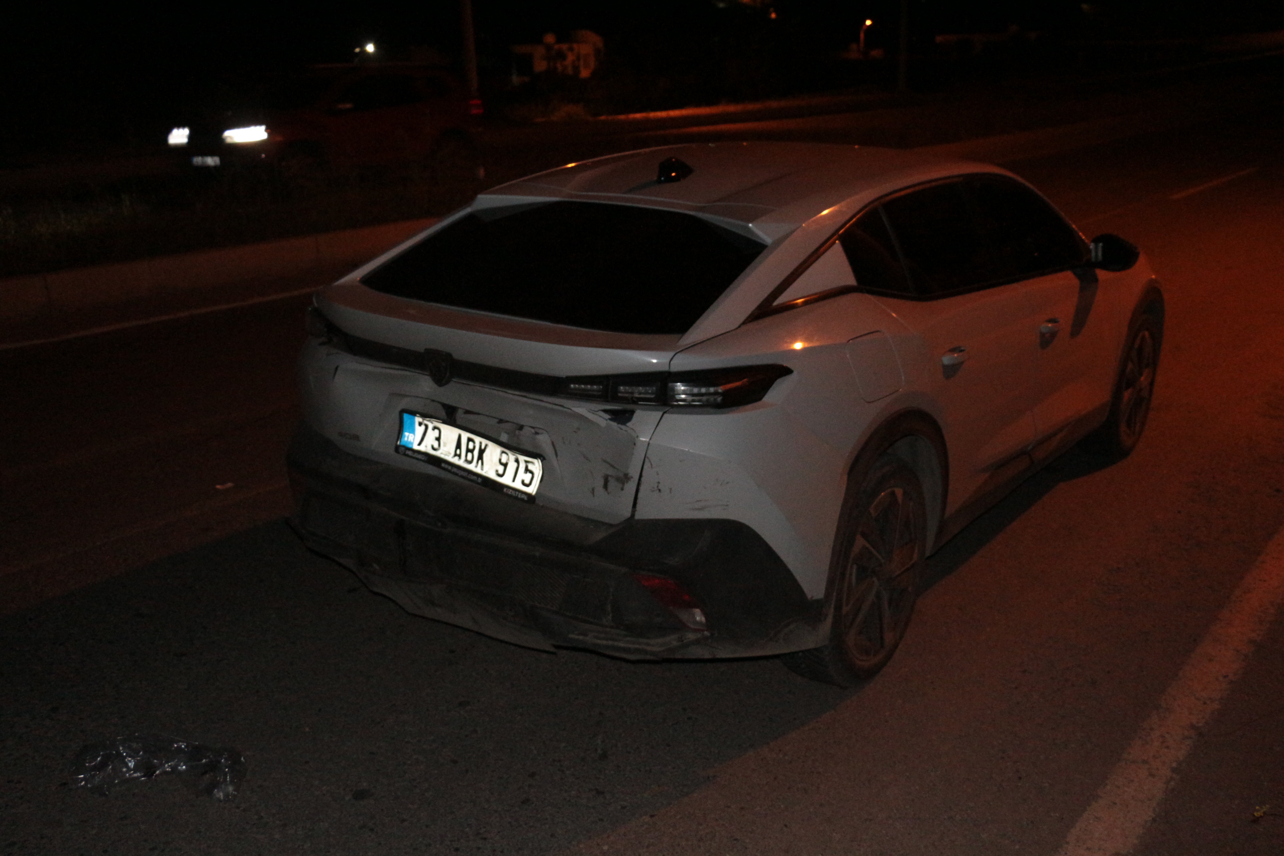 cizrede-kamyonet-otomobile-arkadan-carpti-2-yarali-4.jpg