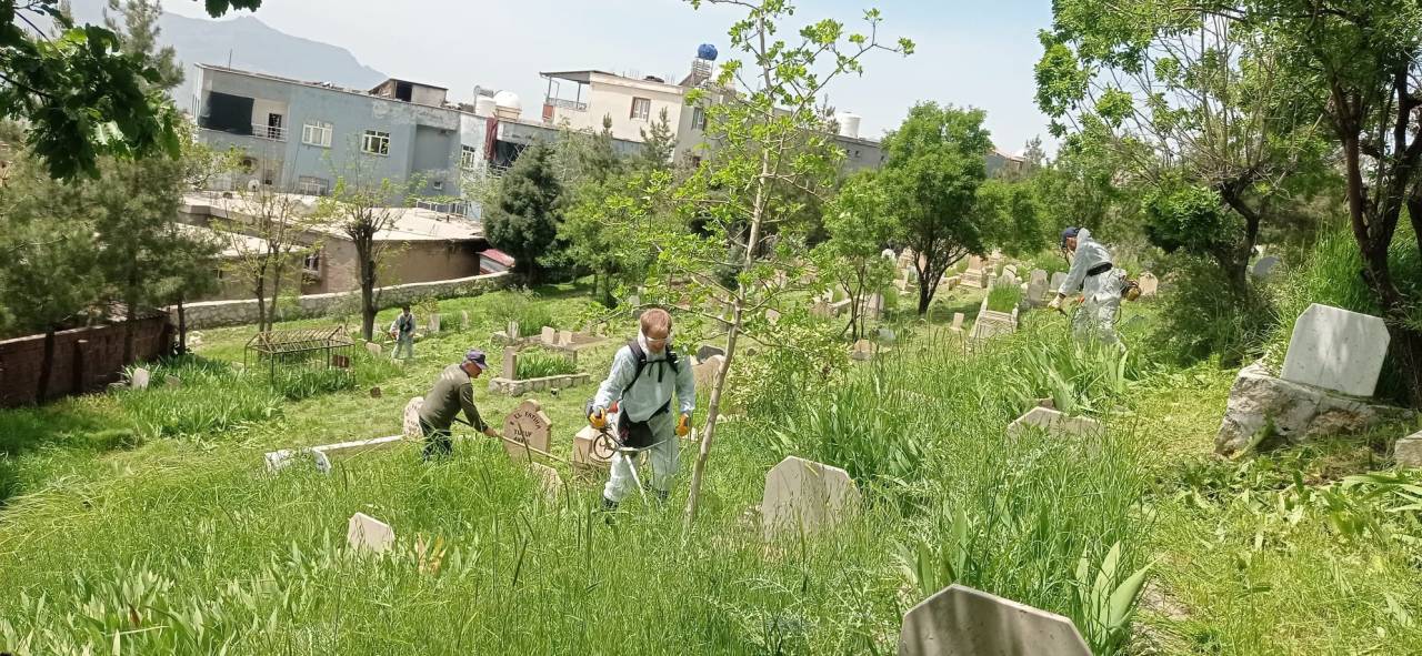 sirnak-belediyesinden-mezarlik-ve-yesil-alanlarda-bakim-calismasi.jpg