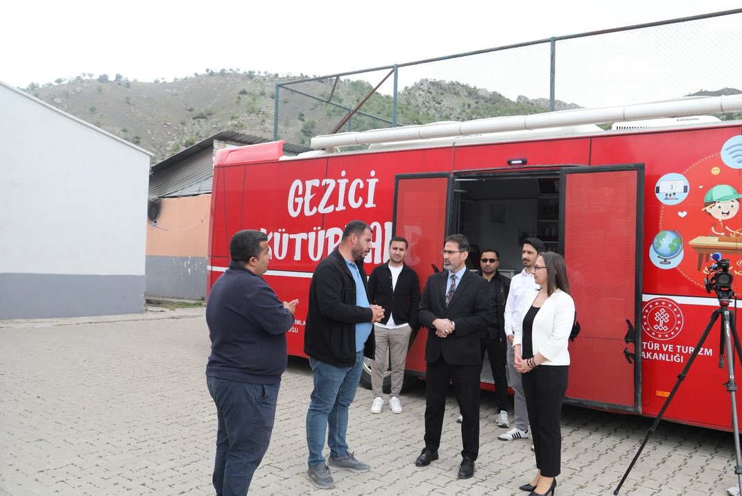 kaymakam-cesme-ilk-ve-ortaokulu-gezici-kutuphane-ile-bilgi-kultur-ve-kitap-sevgisini-g-2.jpg