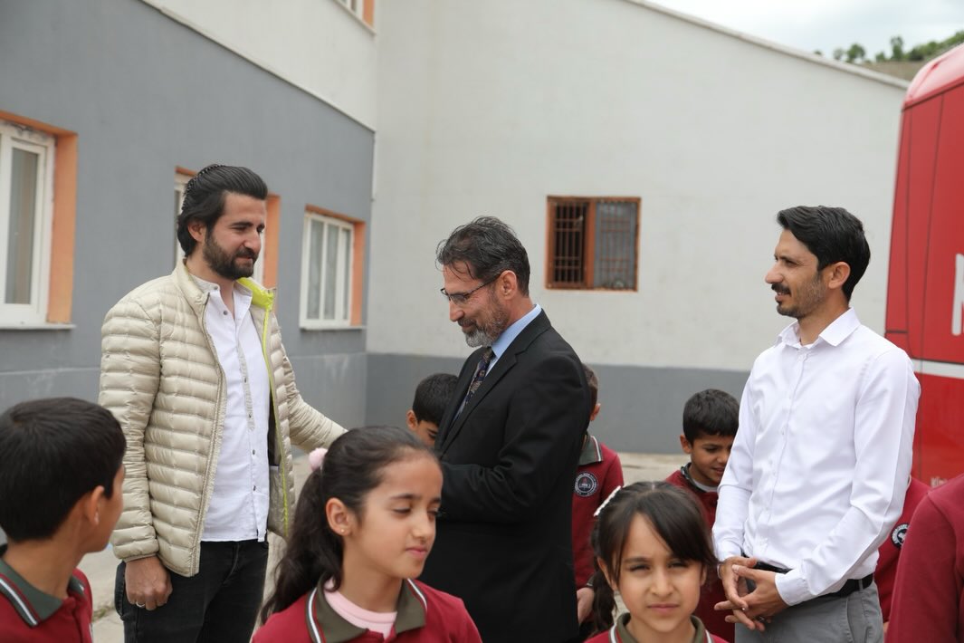 kaymakam-cesme-ilk-ve-ortaokulu-gezici-kutuphane-ile-bilgi-kultur-ve-kitap-sevgisini-g-3.jpg