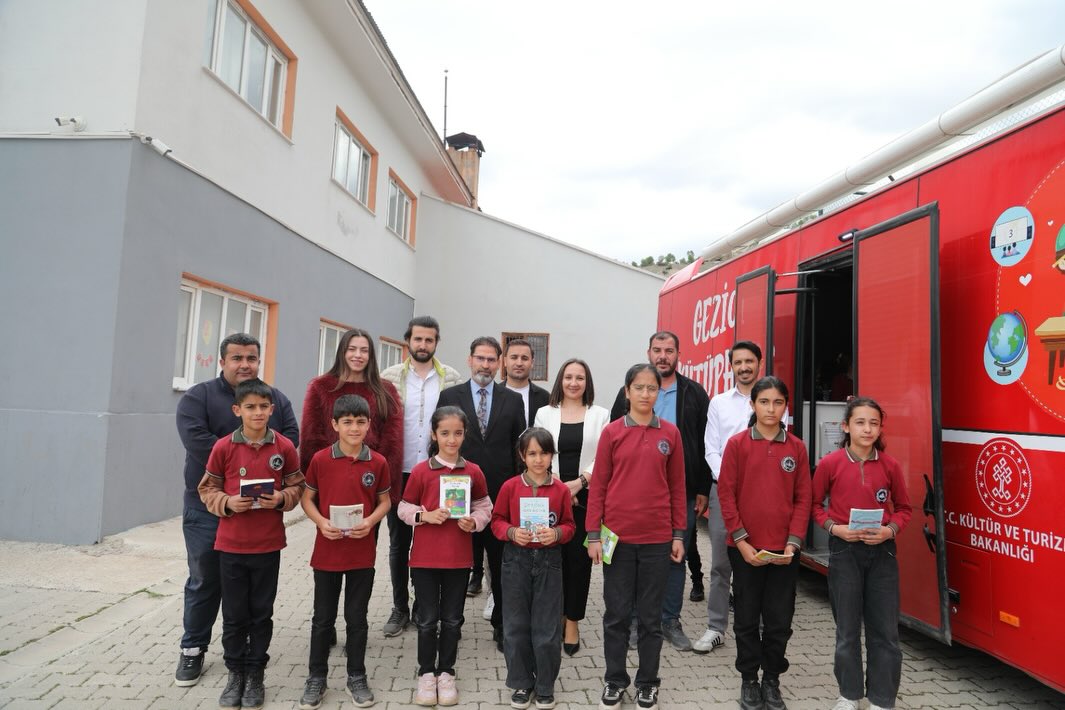 kaymakam-cesme-ilk-ve-ortaokulu-gezici-kutuphane-ile-bilgi-kultur-ve-kitap-sevgisini-g-4.jpg