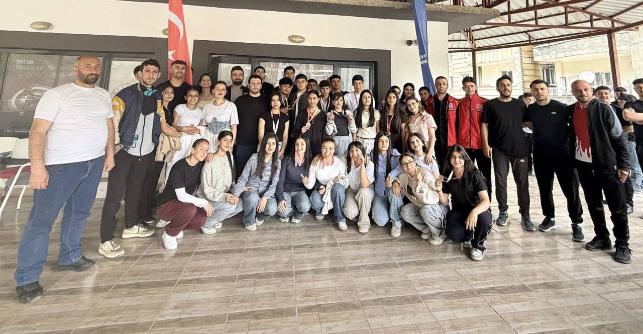 sirnakta-liseliler-bilek-guresi-icin-sahneye-cikti-nefes-kesen-turnuva-3.jpg