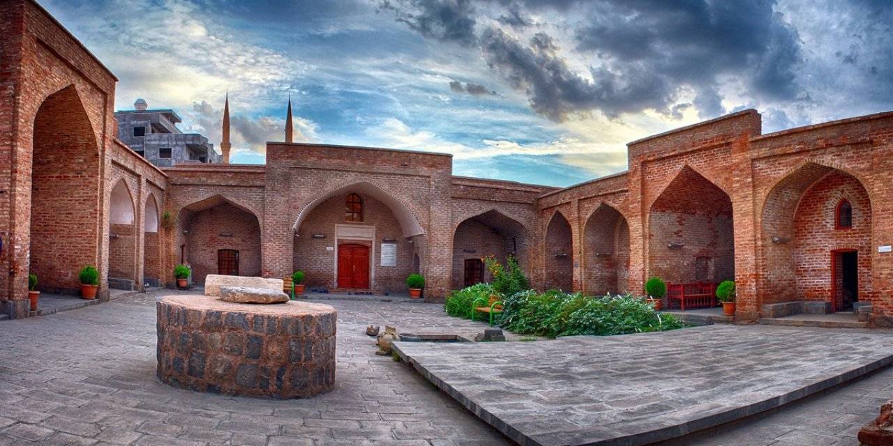 kirmizi-medrese.jpg