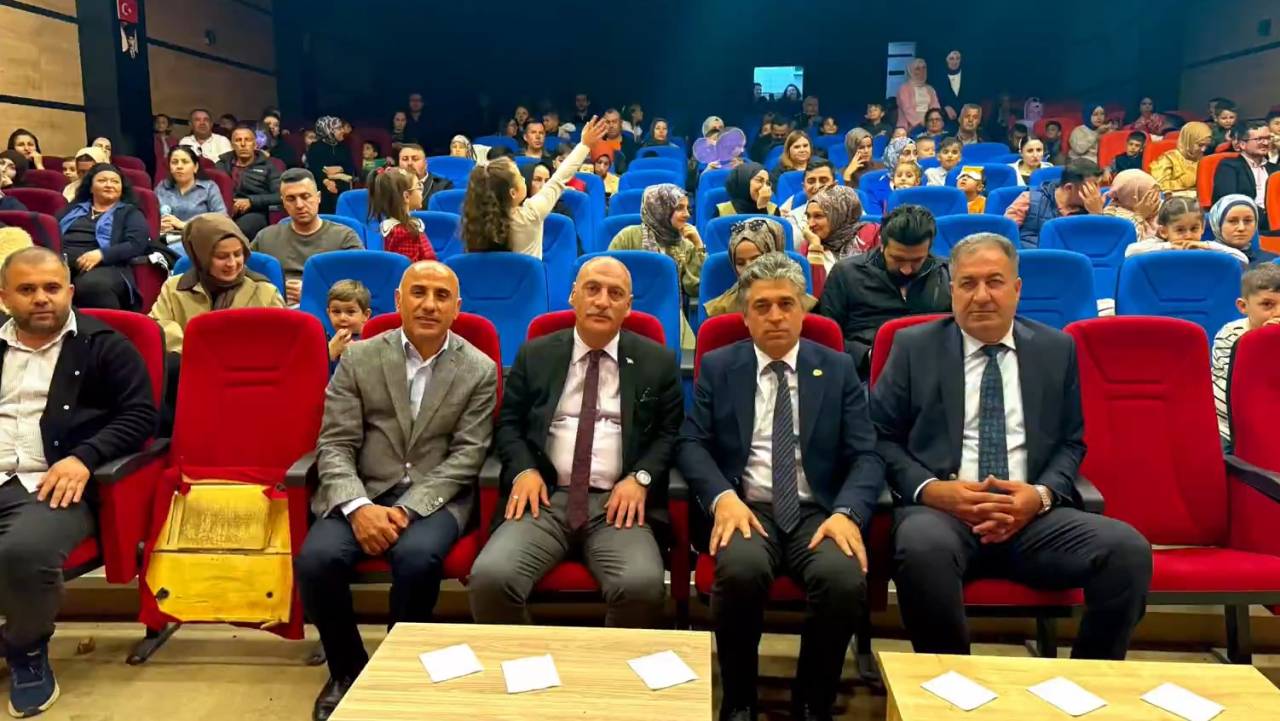 rnakta-masal-agaci-renkli-goruntulere-sahne-oldu-3.jpg