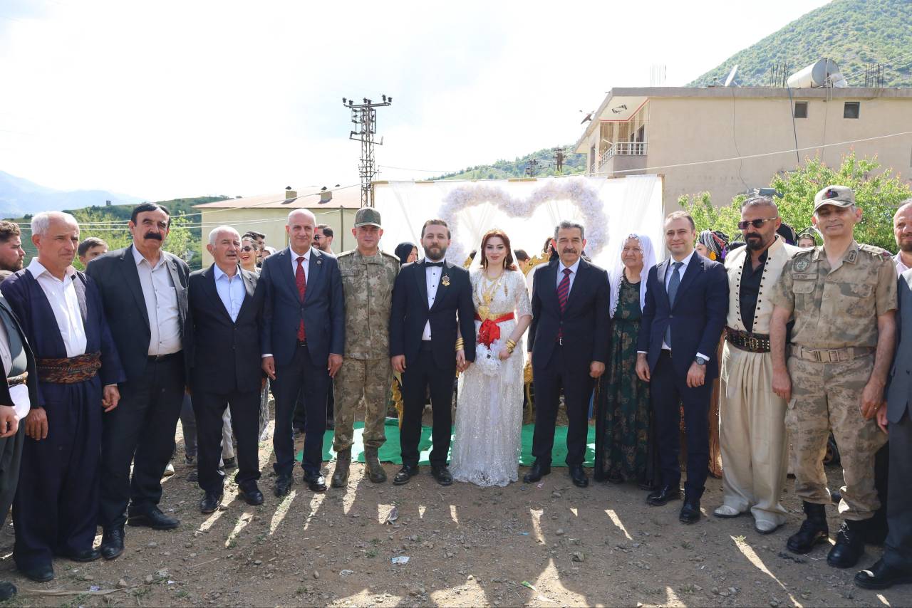 vali-ekiciden-uluderede-yogun-mesai-mehmetcik-esnaf-ve-dugun-ziyareti-2.jpg