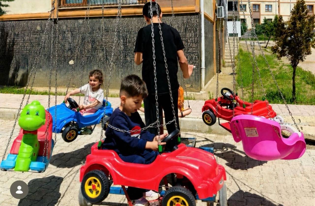 ak-parti-sirnak-kadin-kollarindan-cocuklara-ucretsiz-bayram-hediyesi-etkinlik-alani-kuruluyor-1.jpeg