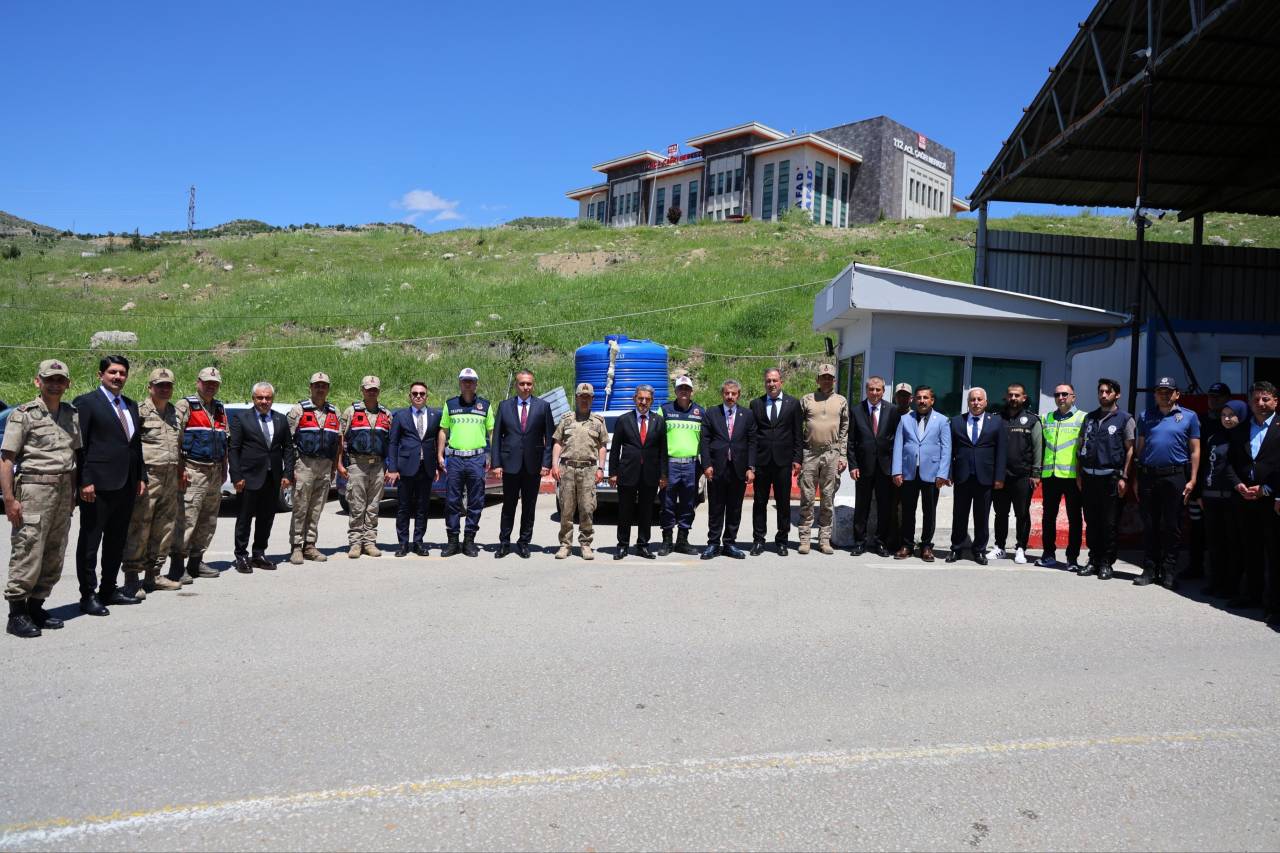 vali-birol-ekici-uludere-yolu-uygulama-noktasinda-personelle-bayramlasti-1.jpg