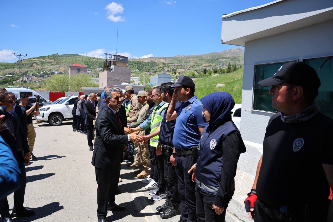 vali-birol-ekici-uludere-yolu-uygulama-noktasinda-personelle-bayramlasti-2.jpg