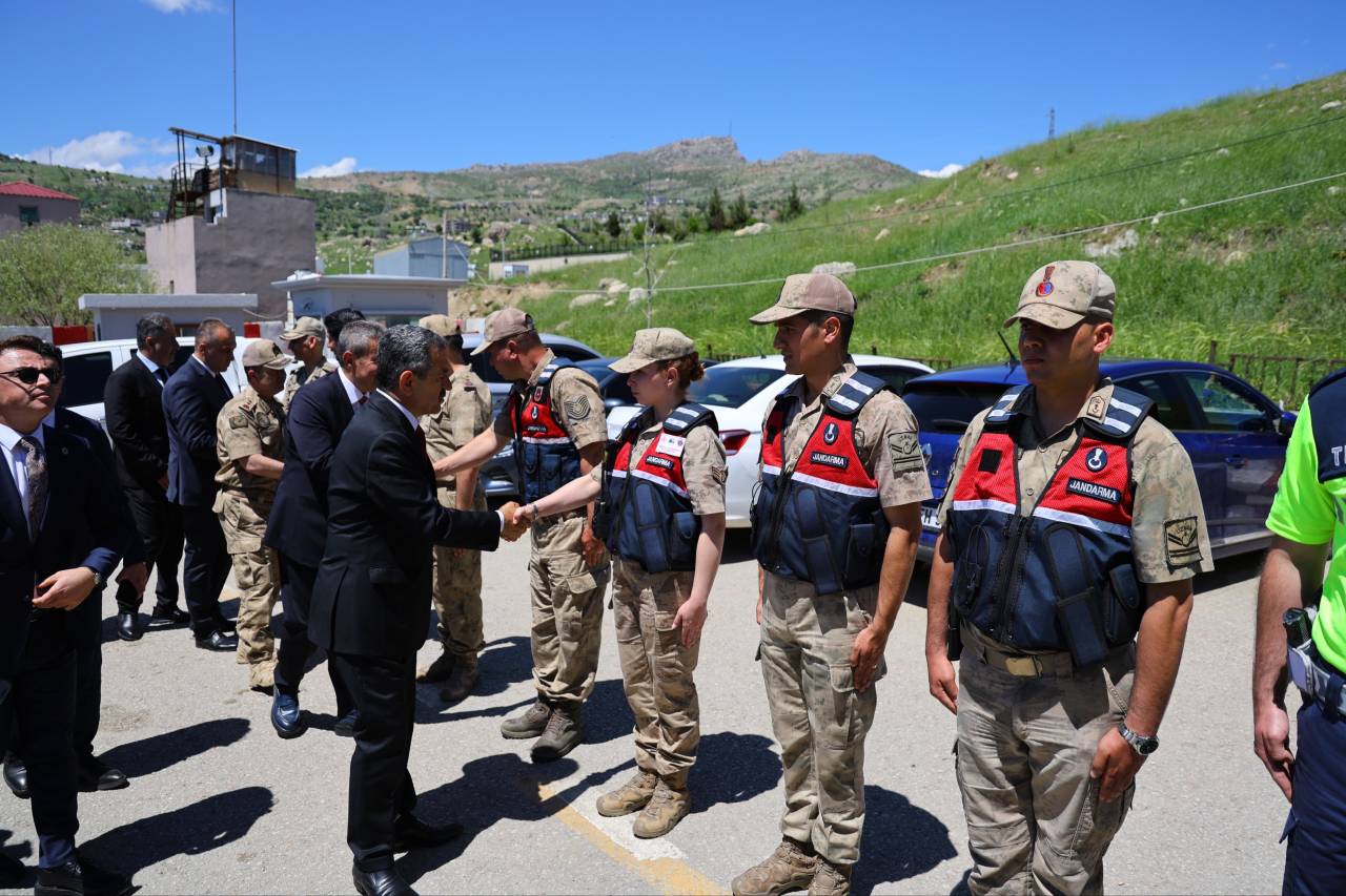 vali-birol-ekici-uludere-yolu-uygulama-noktasinda-personelle-bayramlasti-3.jpg