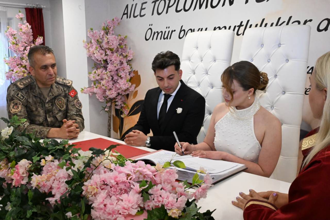 emniyet-muduru-sazak-polis-ciftin-nikah-sahidi-oldu.jpeg