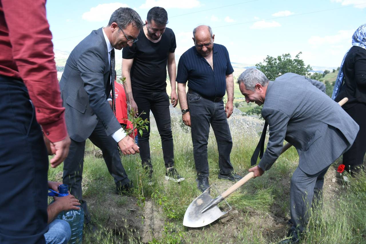sirnakta-cevre-haftasi-kapsaminda-fidanlar-toprakla-bulusturuldu4.jpeg