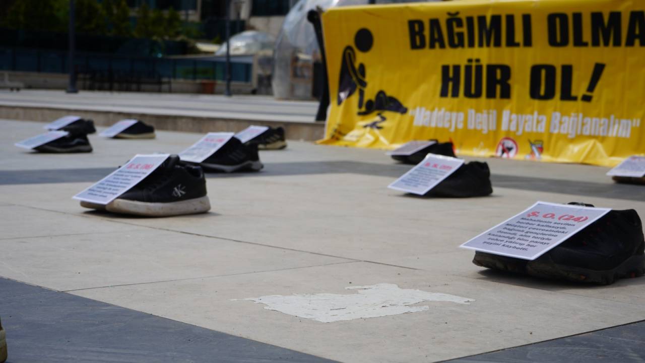 sirnakta-uyusturucuya-karsi-dikkat-ceken-sergi-bagimli-olma-hur-ol-6.jpeg