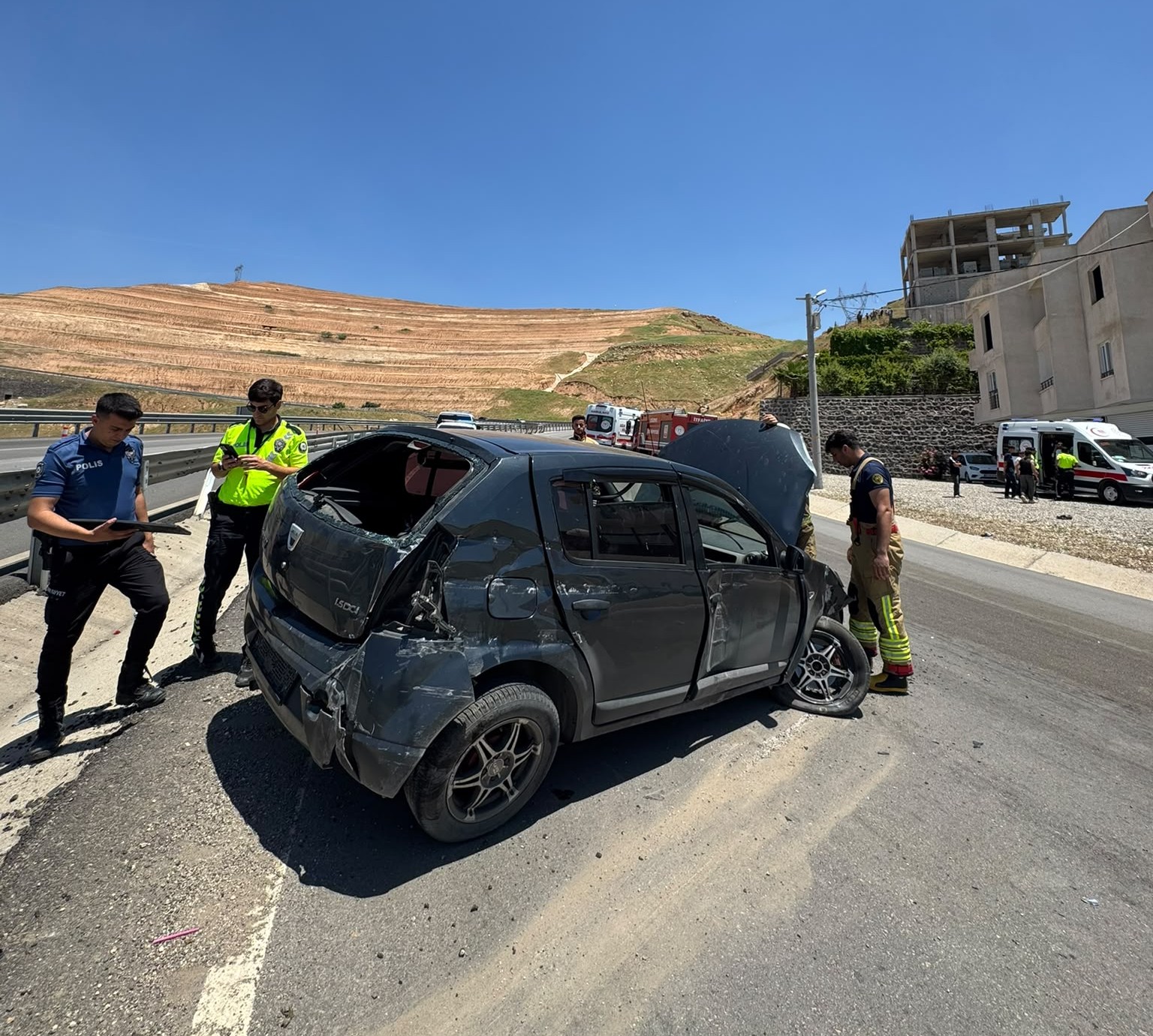 cizrede-otomobil-bariyerlere-carpti-1-yarali-2.jpeg