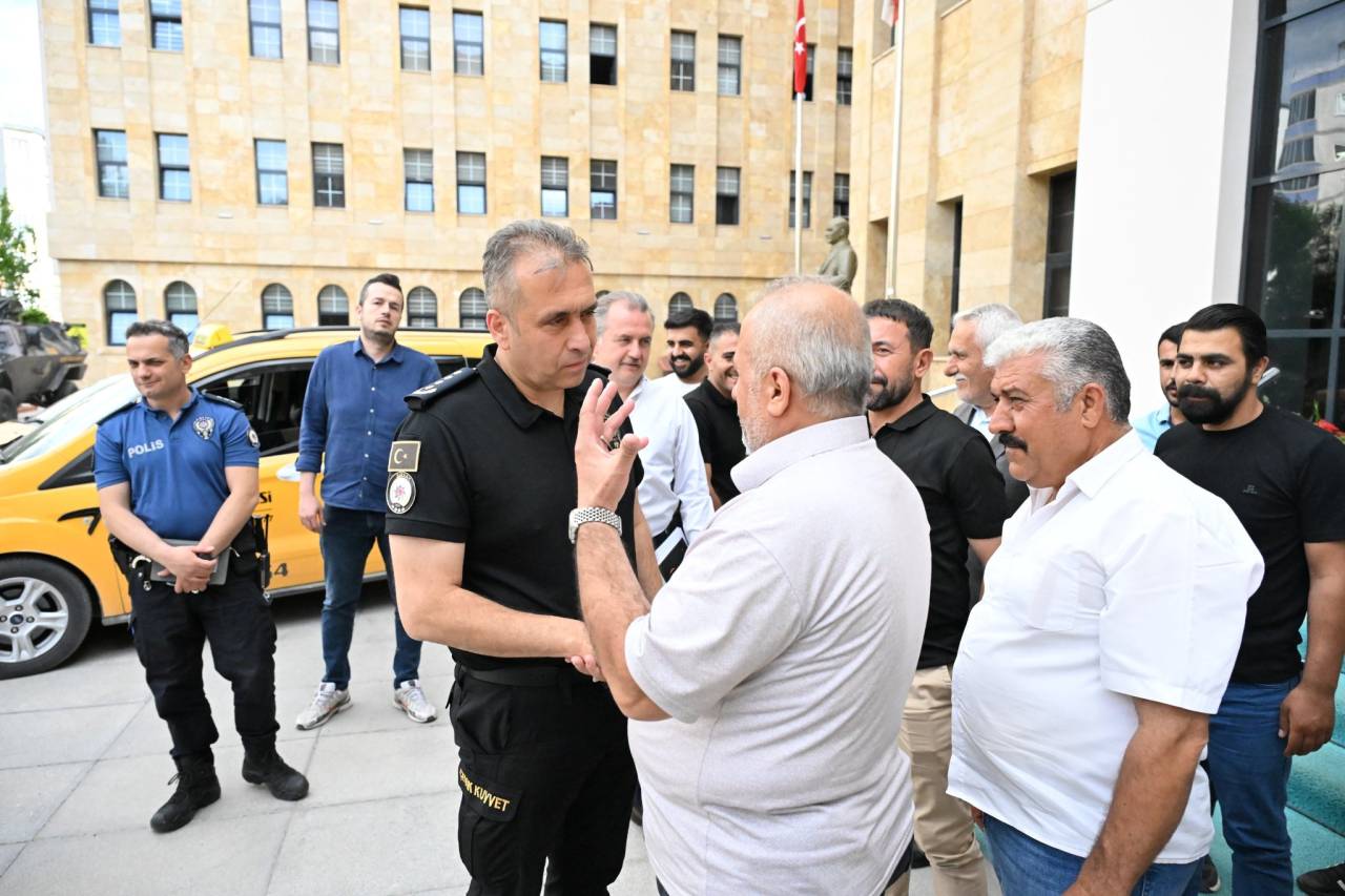 sirnak-emniyet-muduru-volkan-sazak-taksici-esnafiyla-bulustu-2.jpg