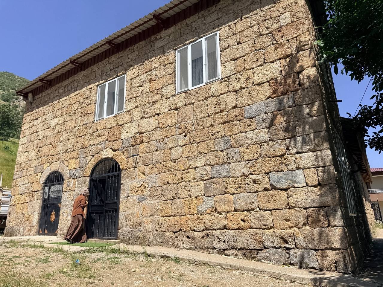 yilanlar-aski-ay-yildiz-devleti-simgeliyor-uludereli-ustanin-taslara-kazidigi-hayat-felsefesi-1.jpg