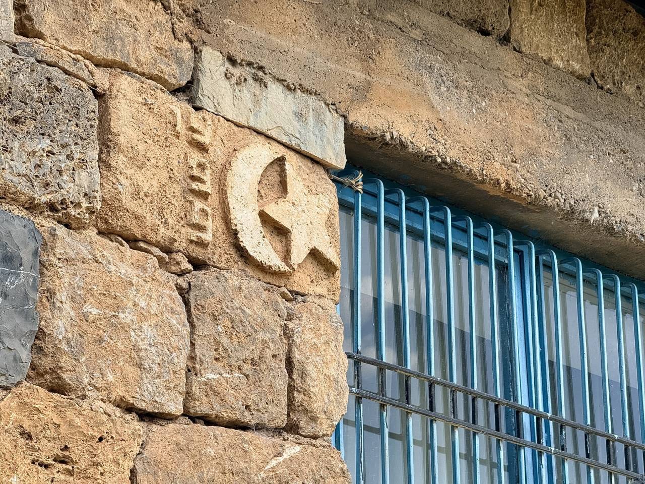 yilanlar-aski-ay-yildiz-devleti-simgeliyor-uludereli-ustanin-taslara-kazidigi-hayat-felsefesi-3.jpg