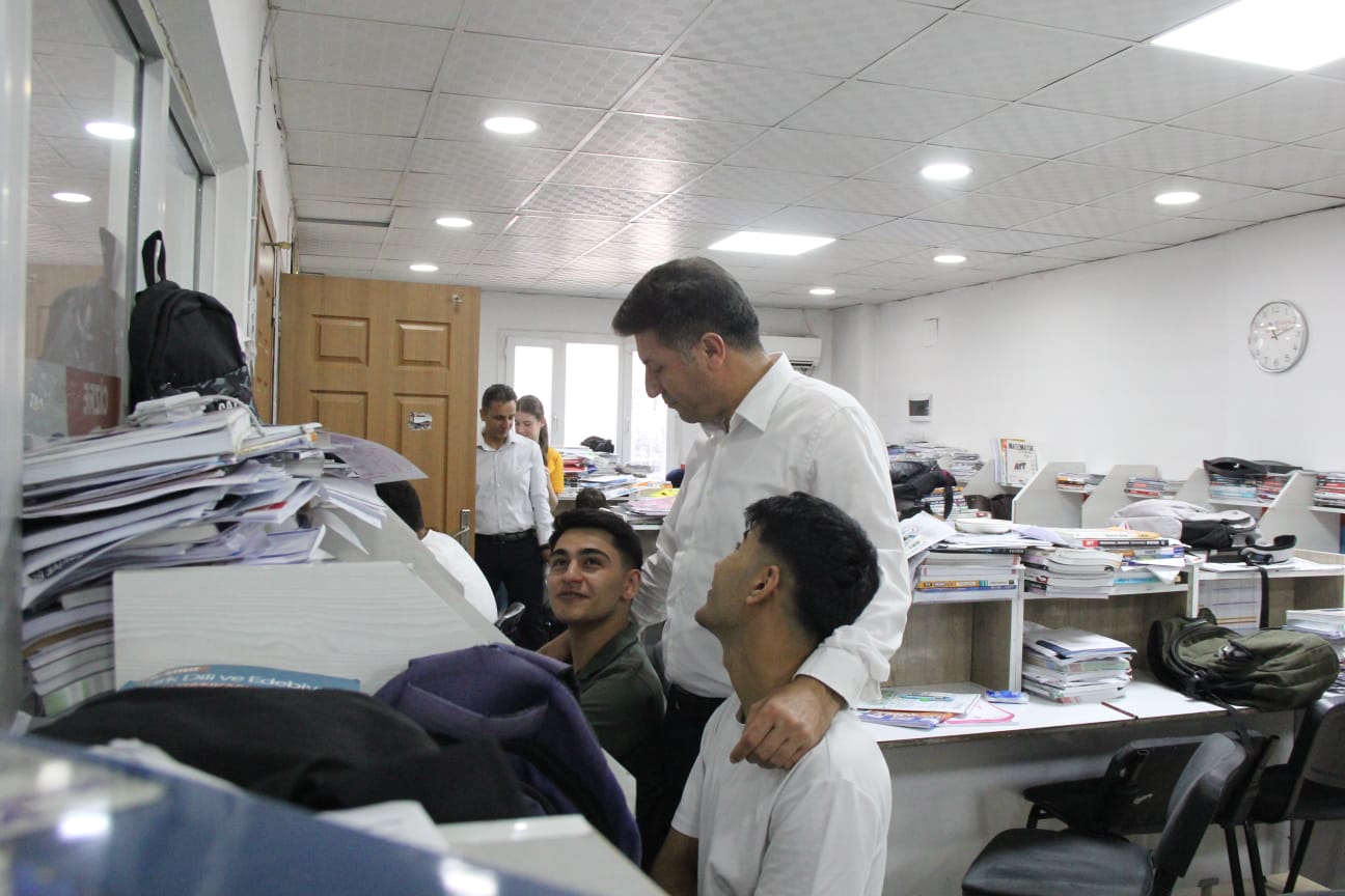 cizre-milli-egitim-mudurunden-yks-sinavi-oncesi-ogrencilere-moral-destegi-3.jpeg