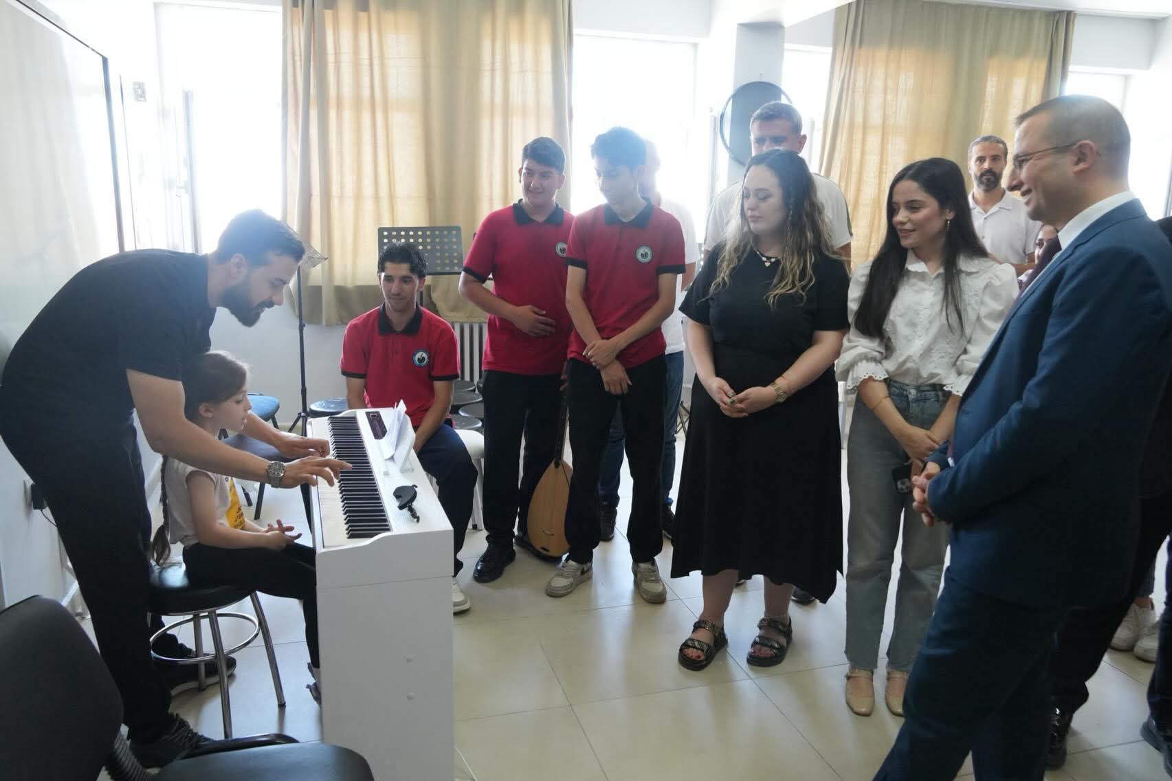 cizre-guzel-sanatlar-lisesinde-muzik-atolyesi-kapilarini-acti-2.jpeg