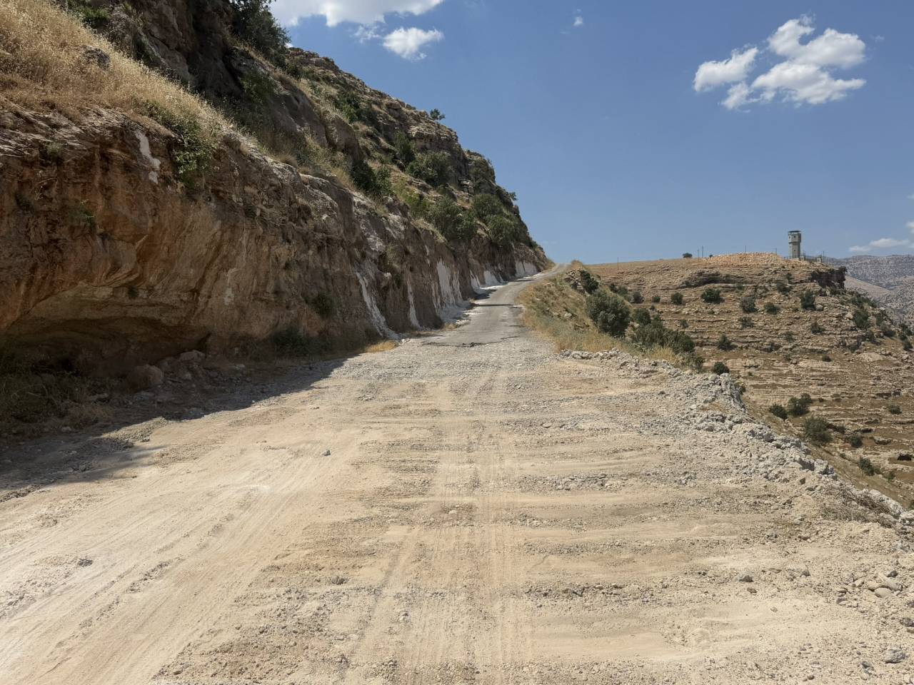 guclukonak-kaymakami-semih-memis-ormanici-koyunde-yol-calismalarini-inceledi-3.jpg