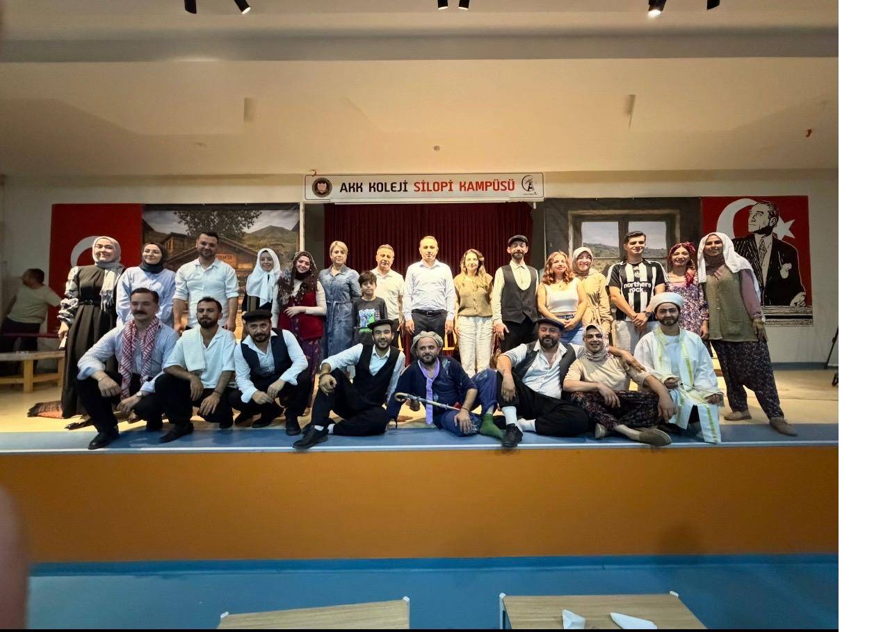 sinema-ve-tiyatro-salonu-yok-sahneye-ogretmenler-cikti2.jpeg
