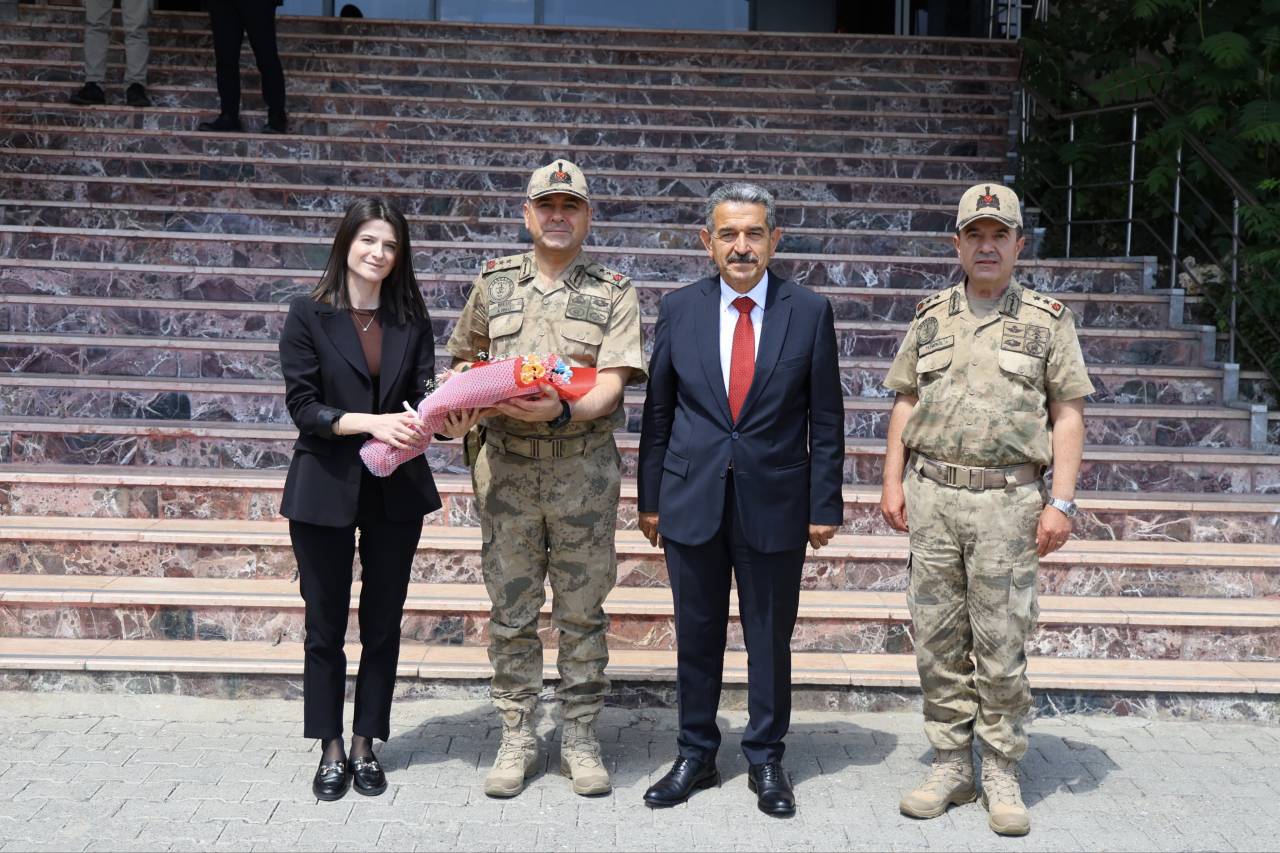 sirnakin-eski-il-jandarma-komutani-murat-buluttan-vali-ekiciye-ziyaret2.jpeg